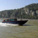 The boat and the Gellért hill - Danube Luxury Limousine Boat